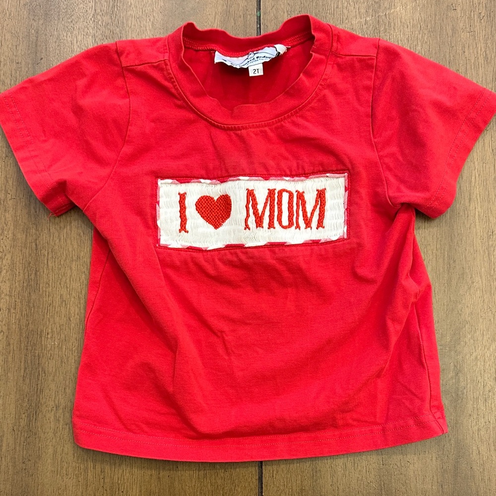Charming Red Kids T-Shirt with 'I Love Mom' Patch